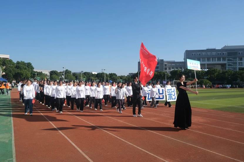 图片包含 户外, 运动, 体育, 站 AI 生成的内容可能不正确。 图片包含 户外, 运动, 体育, 站 AI 生成的内容可能不正确。