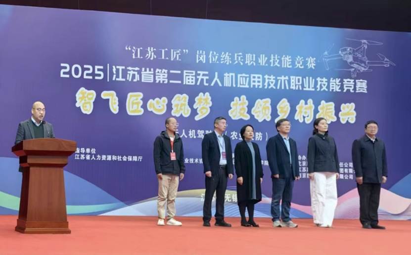 一群人站在台上 AI 生成的内容可能不正确。 一群人站在台上 AI 生成的内容可能不正确。