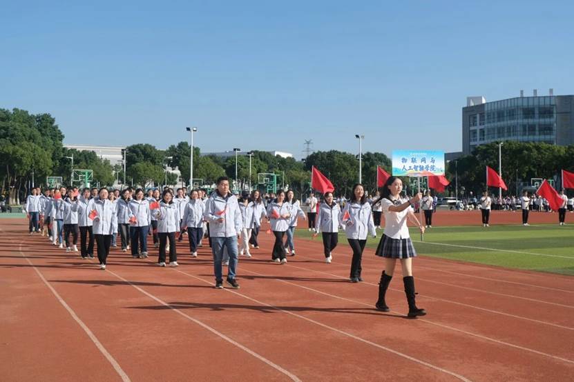 一群人在球场上打球 AI 生成的内容可能不正确。 一群人在球场上打球 AI 生成的内容可能不正确。